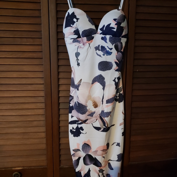 Mura boutique Body Con Floral dress. - Picture 2 of 4